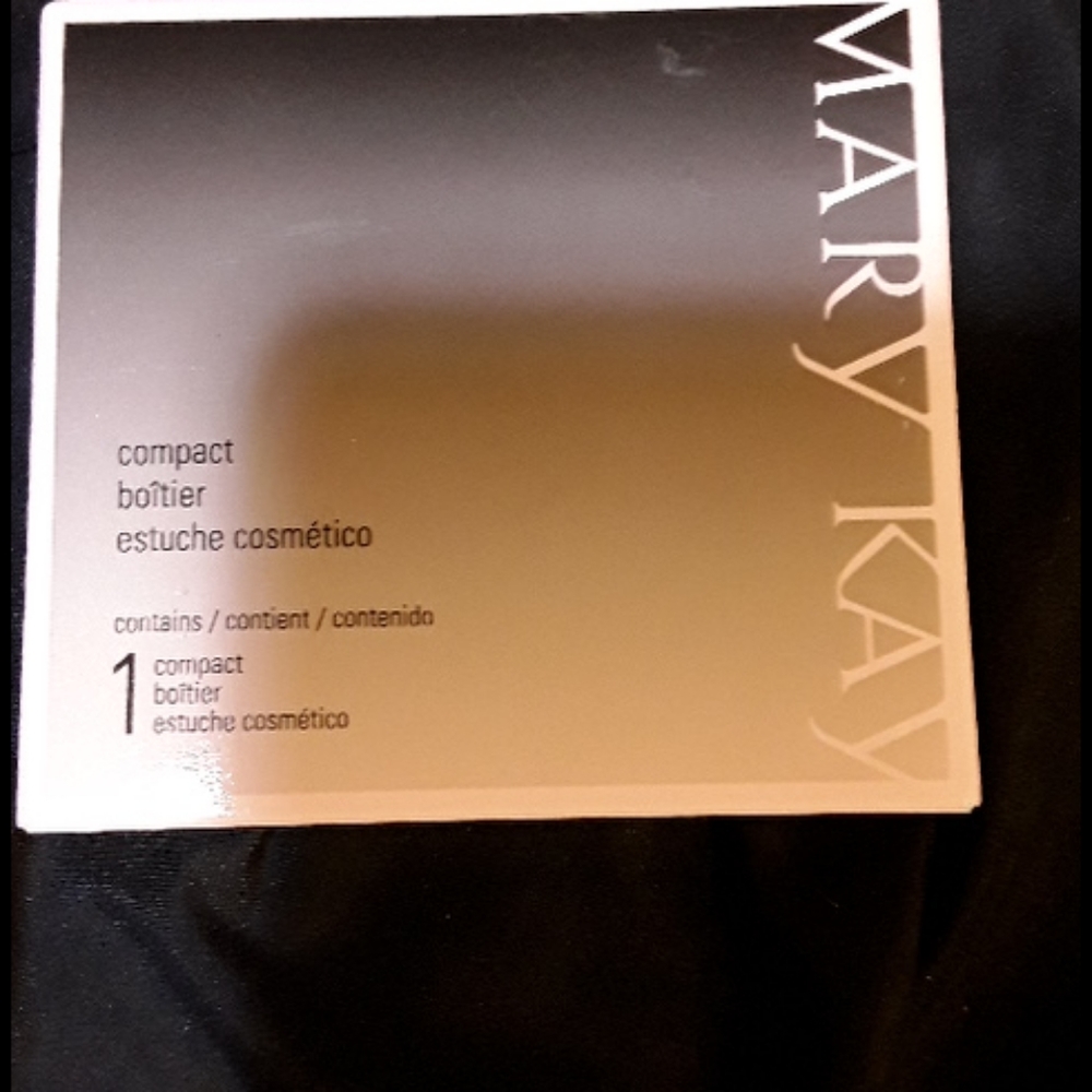 Mary Kay compact - unfilled